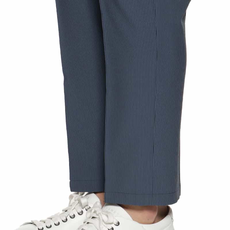 BARNEYS NEW YORK サッカー素材ストレッチパンツ BLUE