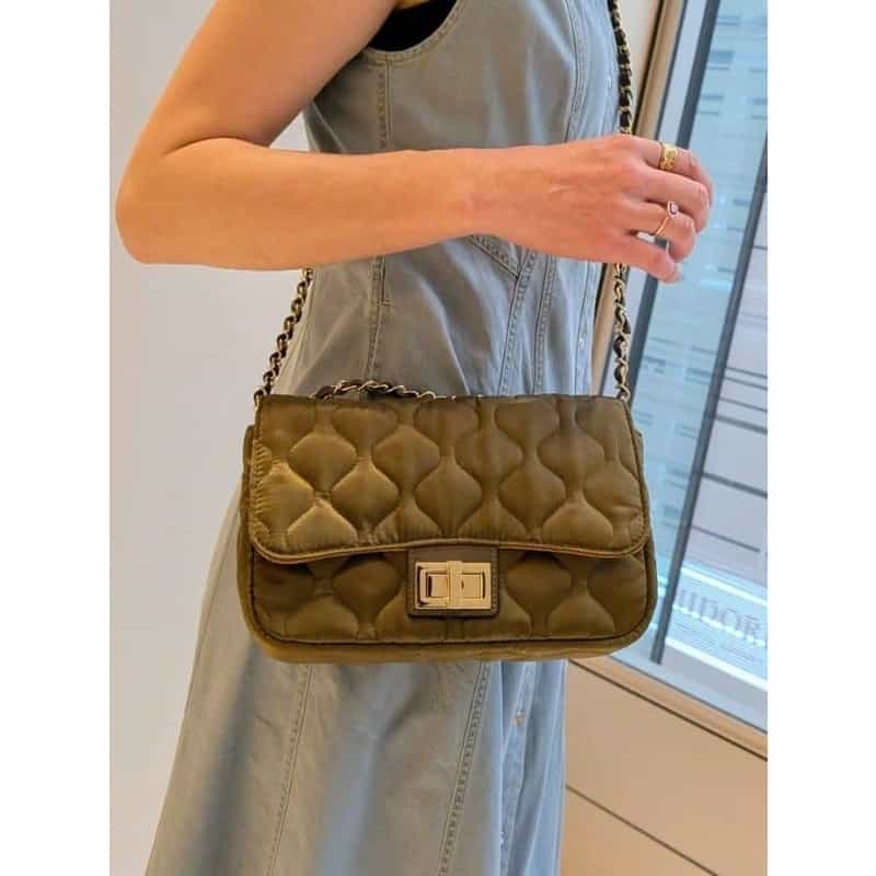 BARNEYS NEW YORK キルティングショルダーバッグ KHAKI