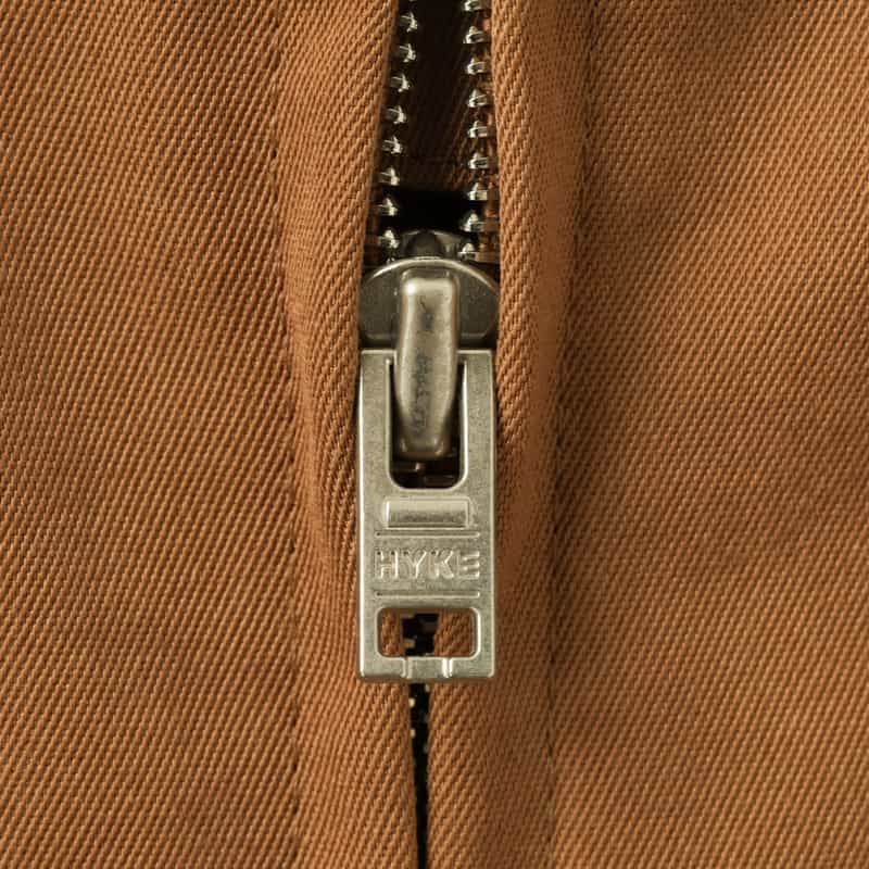 HYKE バックジップ ノースリーブブラウス CAMEL