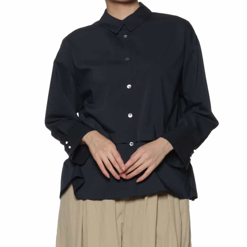 BARNEYS NEW YORK ウォッシャブル バックペプラム パールボタンブラウス NAVY
