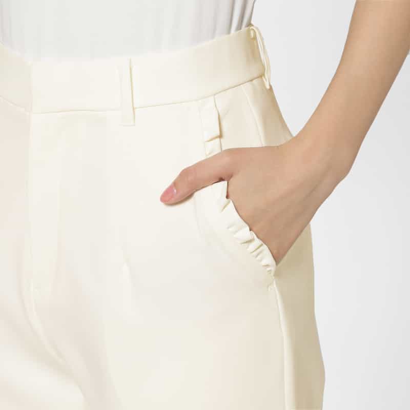 BARNEYS NEW YORK セットアップ ウォッシャブル フリルポケットデザイン スリムテーパードパンツ OFF WHITE