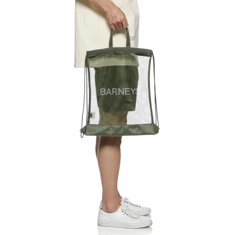 BARNEYS NEW YORK "BARNEYS" ロゴ入り メッシュナップサック KHAKI