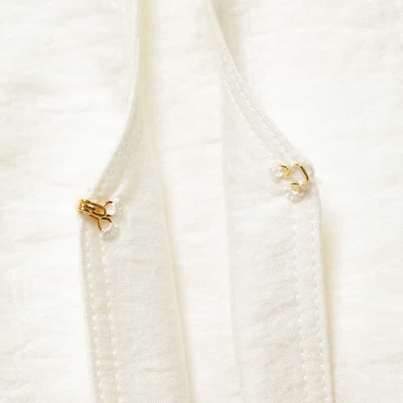 BARNEYS NEW YORK シアー素材フロントホックブラウス WHITE