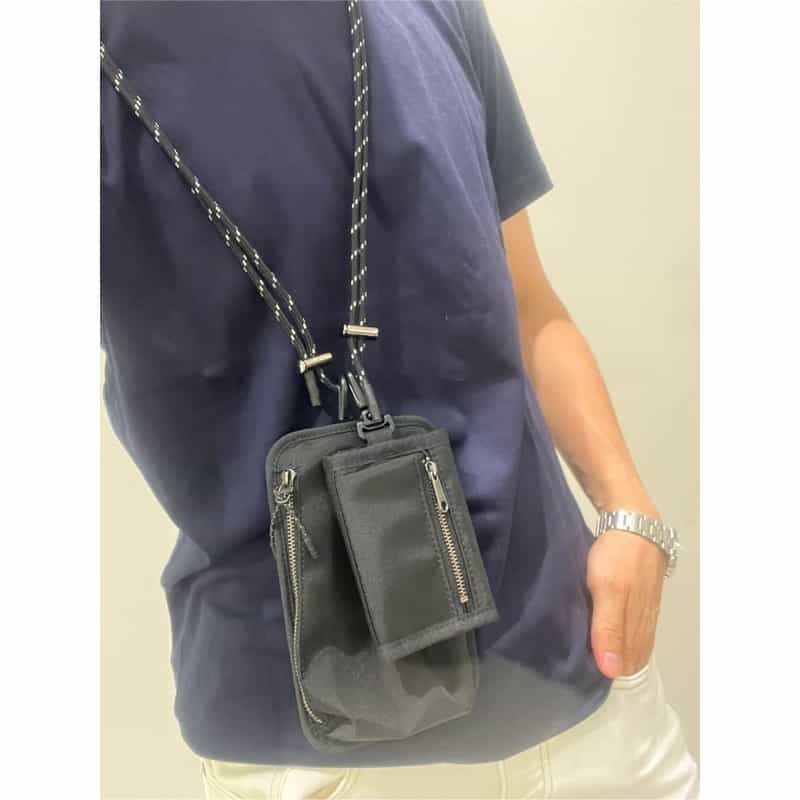 BARNEYS NEW YORK "BARNEYS" フォーンバッグ BLACK
