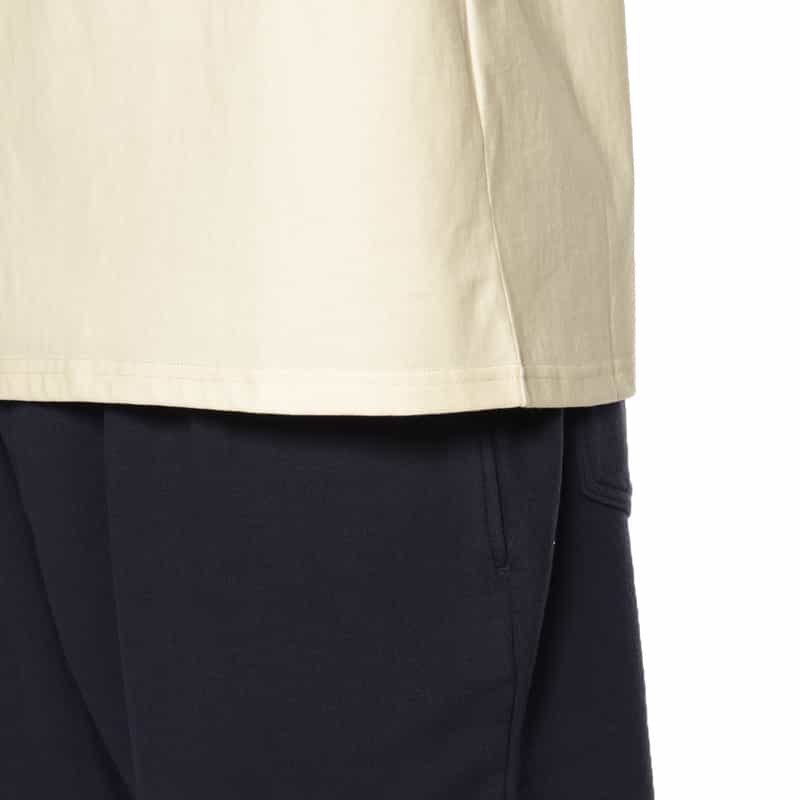 BARNEYS NEW YORK "BARNEYS" ロゴ入りTシャツ OFF WHITE