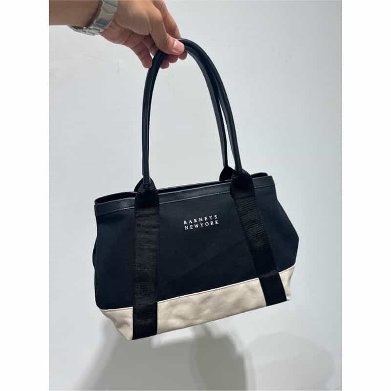 BARNEYS NEW YORK "BARNEYS" ロゴ入りキャンバスバッグ BLACK