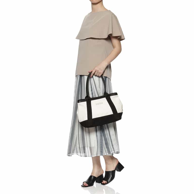 BARNEYS NEW YORK "BARNEYS" ロゴ入りキャンバスバッグ WHITE