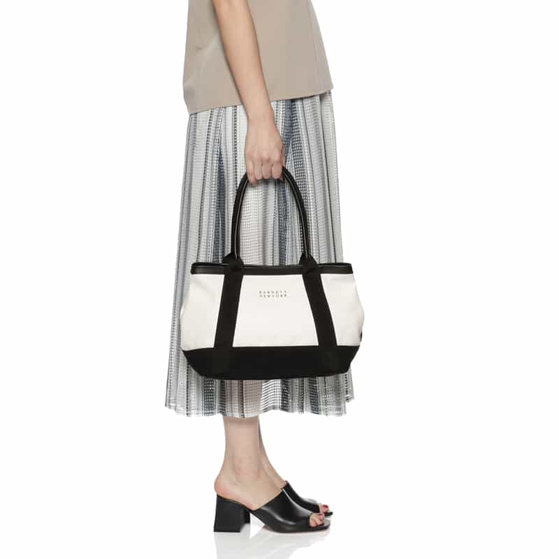 BARNEYS NEW YORK "BARNEYS" ロゴ入りキャンバスバッグ WHITE