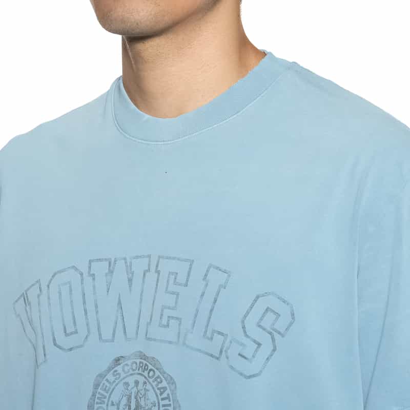 VOWELS VOWELS＜バウルズ＞ ロゴ入りTシャツ LIGHT BLUE