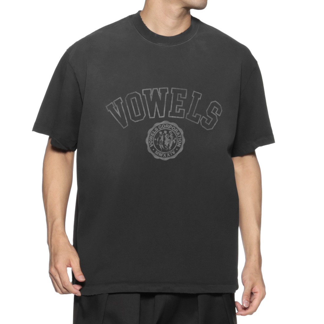 VOWELS＜バウルズ＞ ロゴ入りTシャツ