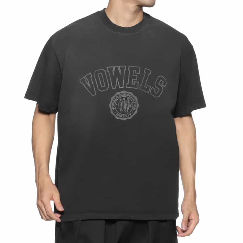 VOWELS VOWELS＜バウルズ＞ ロゴ入りTシャツ BLACK