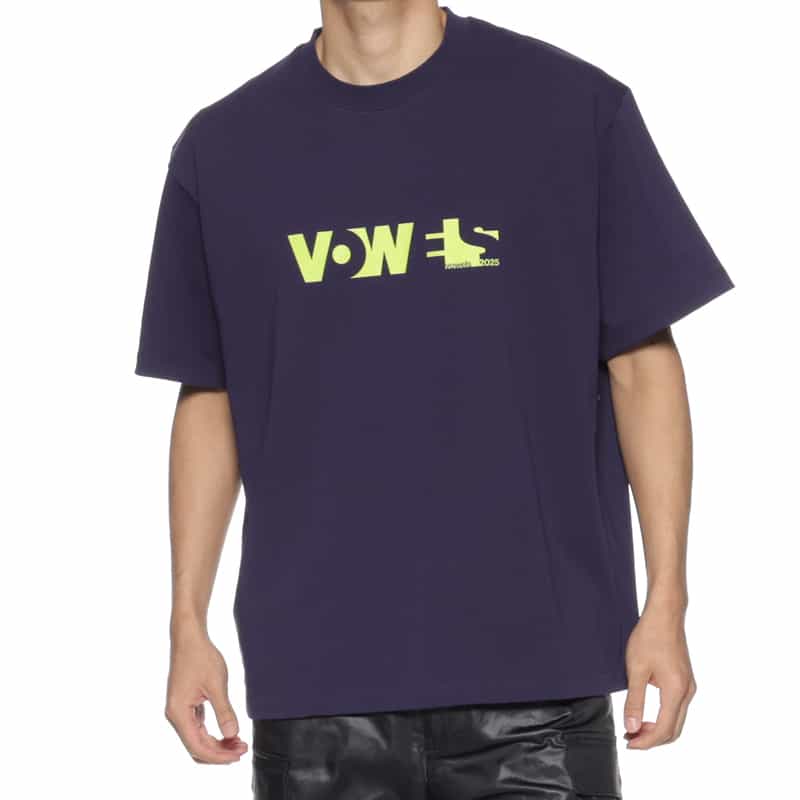 VOWELS VOWELS＜バウルズ＞ プリントTシャツ NAVY