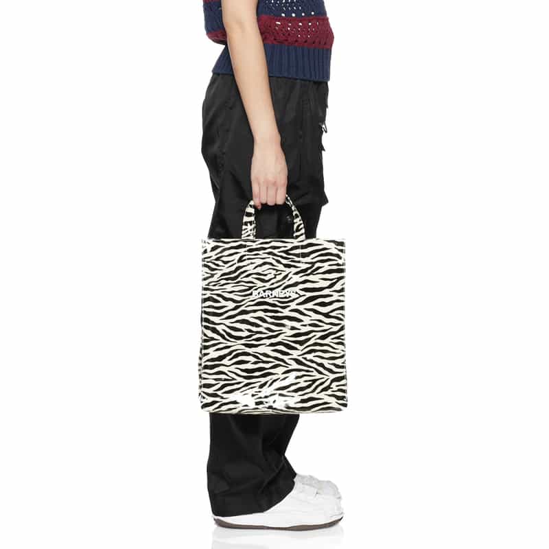 BARNEYS NEW YORK "BARNEYS" ロゴ入りPVCトートバッグ（L） WHITE