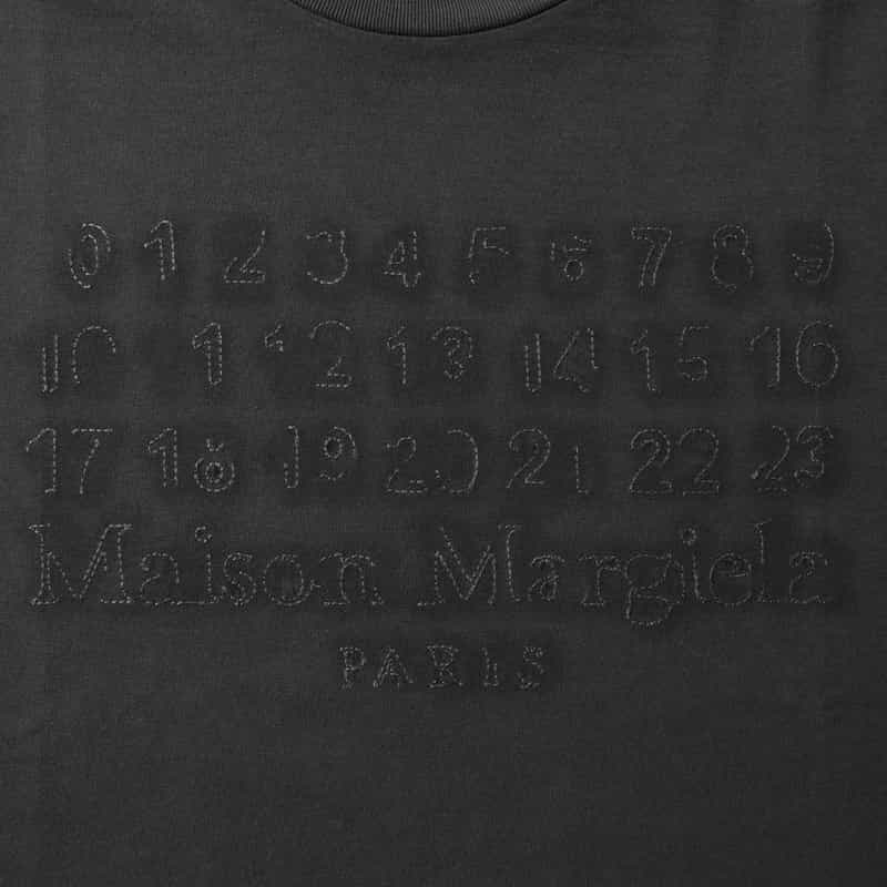 MAISON MARGIELA MAISON MARGLELA＜メゾンマルジェラ＞ ロゴ入りTシャツ DARK GRAY