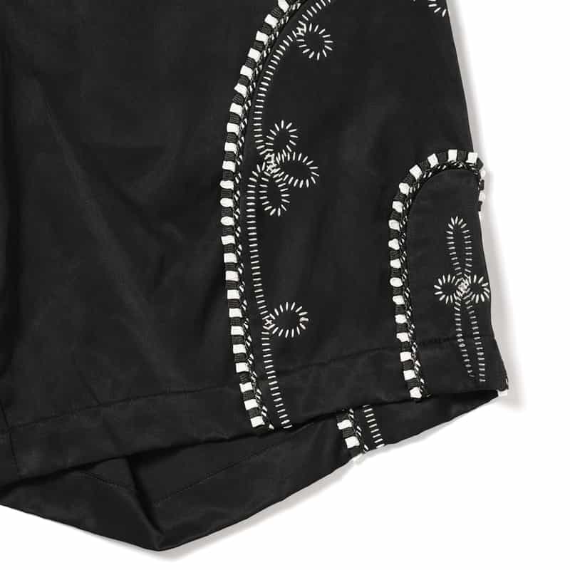 BARNEYS NEW YORK BARNEYS NEW YORK designed by TOMOHIRO KONNO 刺繍入りショートパンツ BLACK