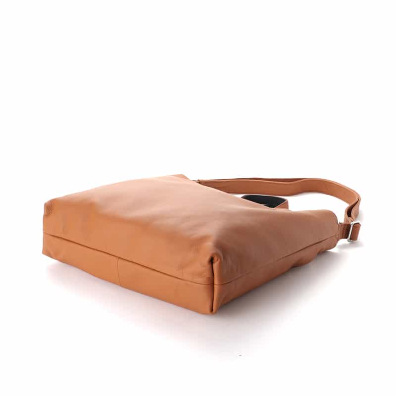 BARNEYS NEW YORK ソフトレザーショルダーバッグ BROWN