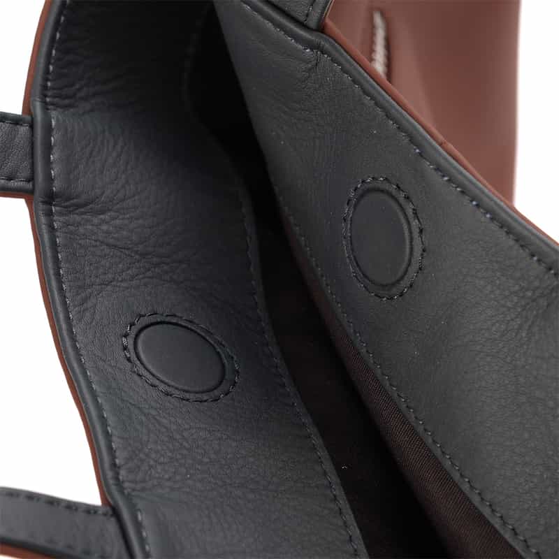 BARNEYS NEW YORK ソフトレザーショルダーバッグ BROWN