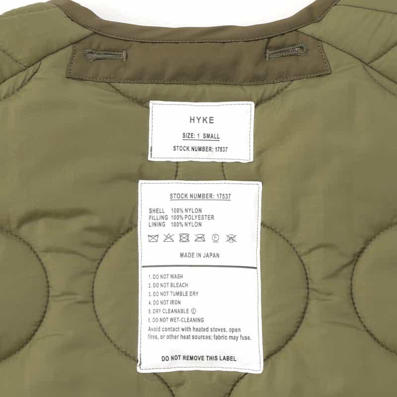 HYKE HYKE ＜ハイク＞ ノーカラーキルティングコート KHAKI