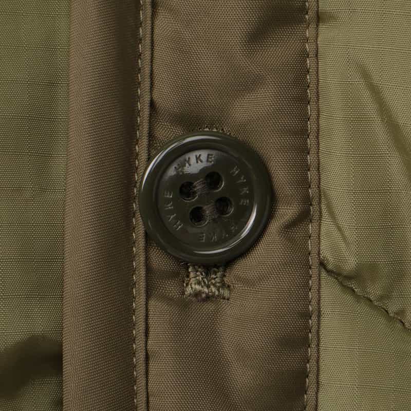 HYKE HYKE ＜ハイク＞ ノーカラーキルティングコート KHAKI