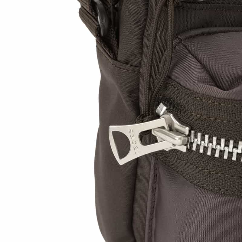 SACAI SACAI<サカイ> ポーチバッグ BROWN