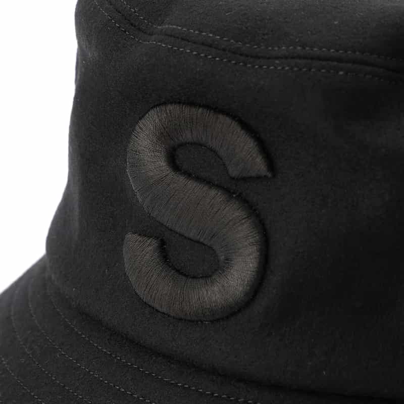 SACAI SACAI＜サカイ＞ロゴ入りバケットハット BLACK