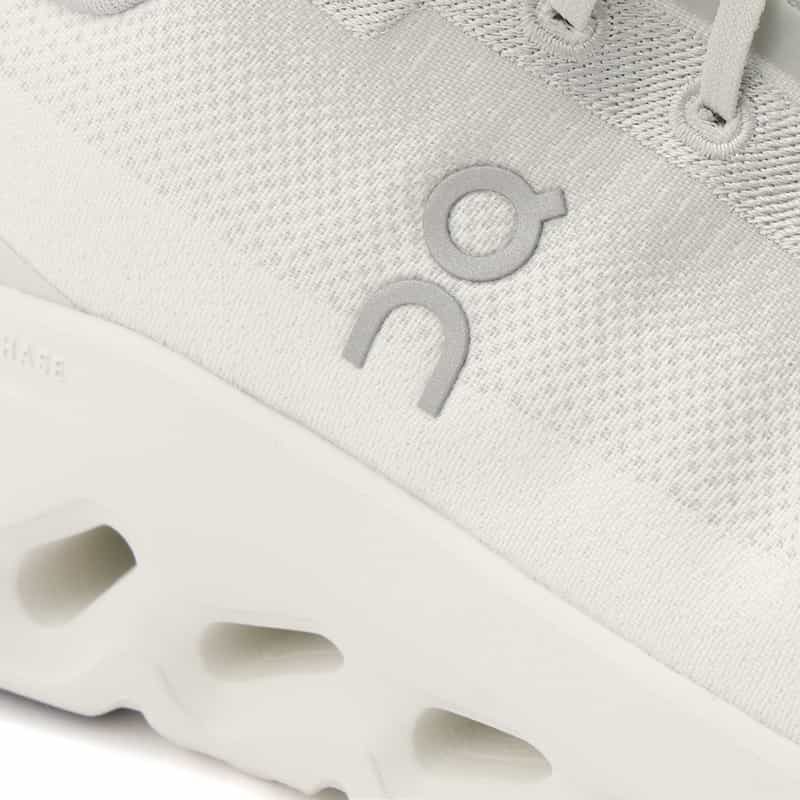 ON ON＜オン＞ スニーカー"CLOUDTILT" LIGHT GRAY