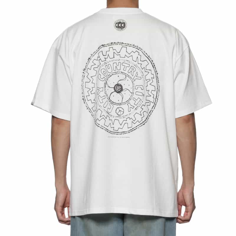 CITY COUNTRY CITY CITY COUNTRY CITY ＜シティーカントリーシティー＞ プリントTシャツ WHITE