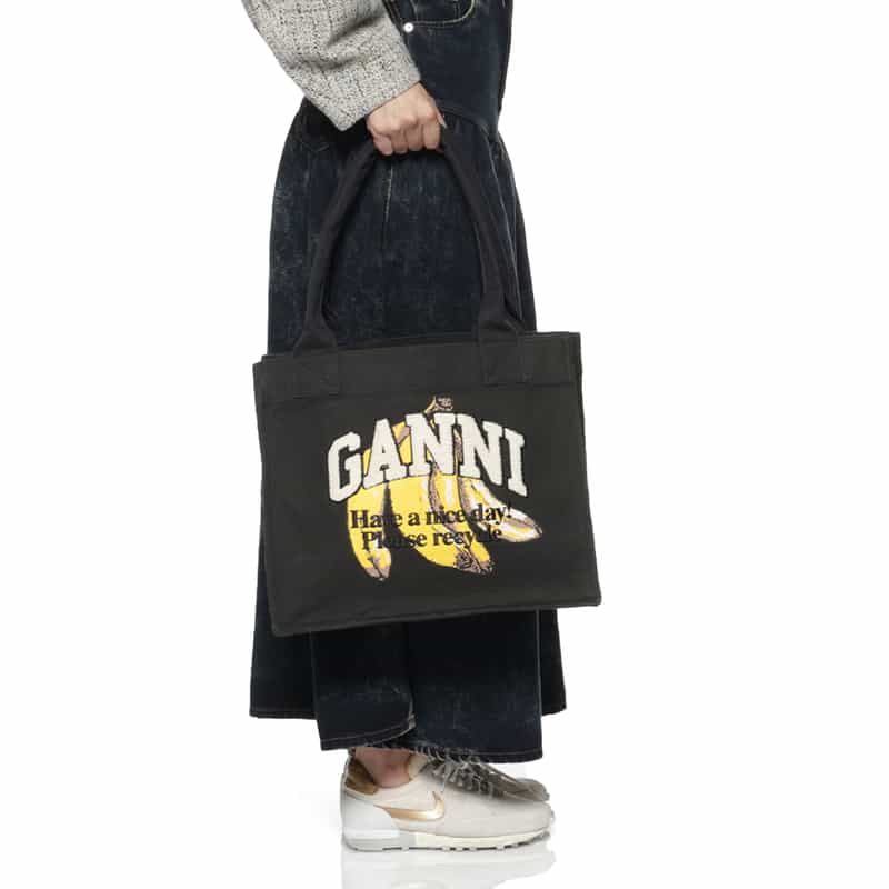 GANNI GANNI＜ガニー＞ プリントロゴトートバッグ（M） BLACK