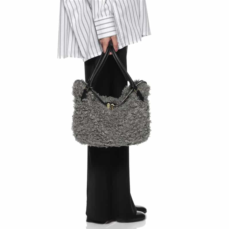 VIOLAD’ORO VIOLAD’ORO ＜ヴィオラドーロ＞ フェイクファー付き2WAYトートバッグ GRAY