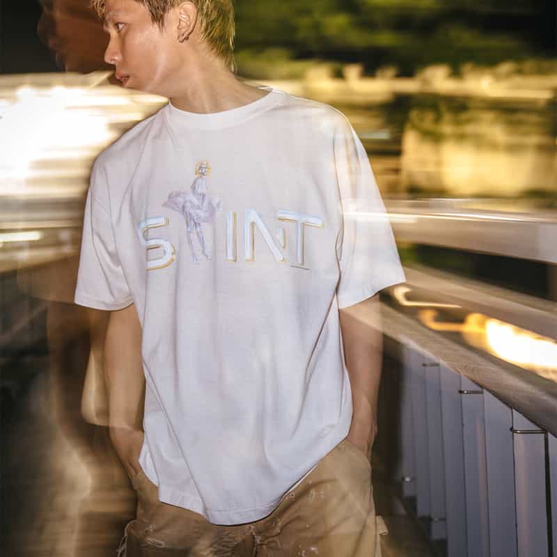 SAINT MXXXXXX SAINT MXXXXXX＜セント マイケル＞ ヴィンテージ加工ロゴ入りTシャツ WHITE