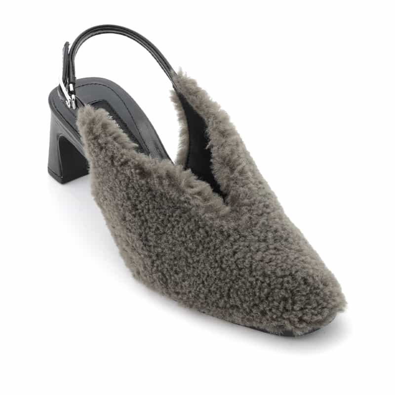 BARNEYS NEW YORK バックストラップ付フェイクファーパンプス KHAKI
