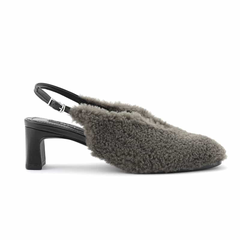 BARNEYS NEW YORK バックストラップ付フェイクファーパンプス KHAKI