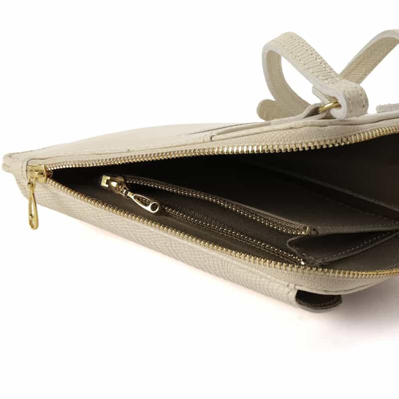 BARNEYS NEW YORK 型押しレザーフォーンバッグ IVORY