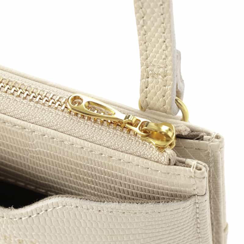 BARNEYS NEW YORK 型押しレザーフォーンバッグ IVORY