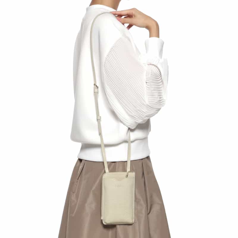 BARNEYS NEW YORK 型押しレザーフォーンバッグ IVORY