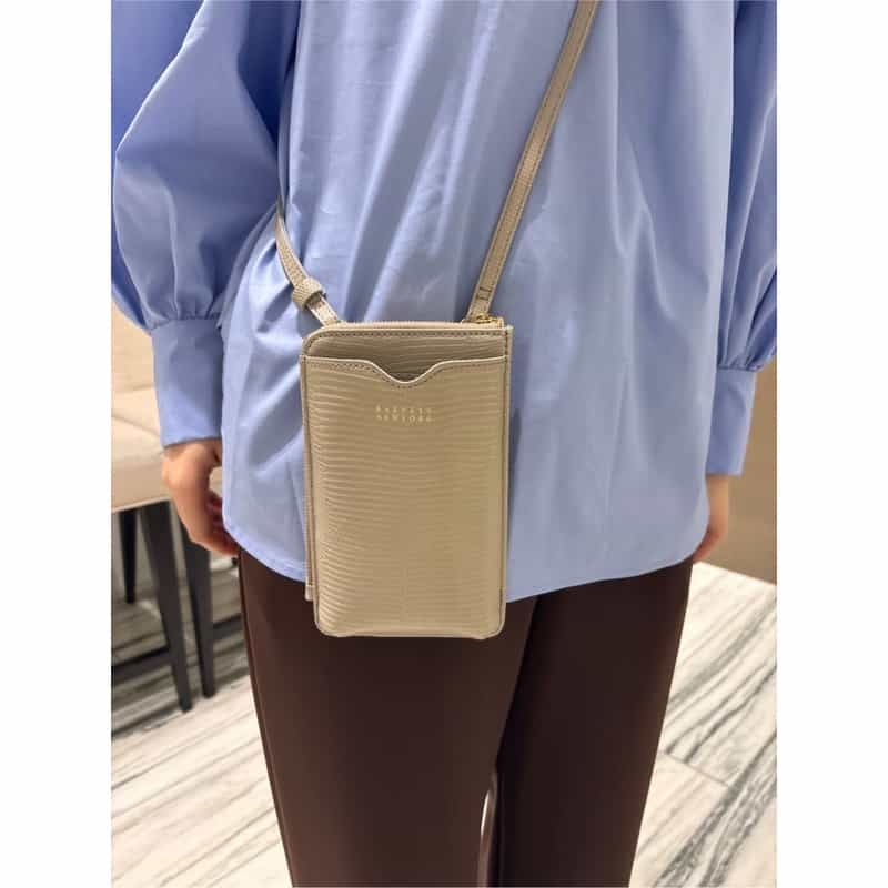 BARNEYS NEW YORK 型押しレザーフォーンバッグ BEIGE