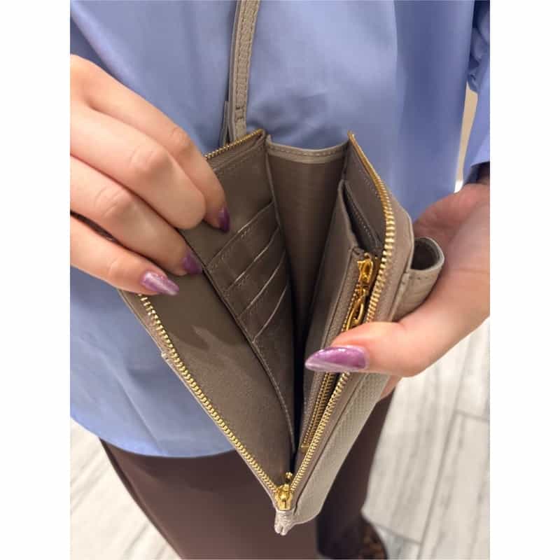 BARNEYS NEW YORK 型押しレザーフォーンバッグ BEIGE