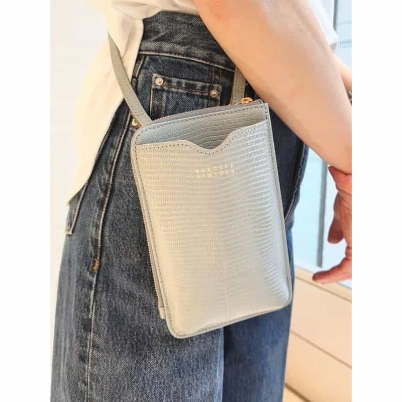 BARNEYS NEW YORK 型押しレザーフォーンバッグ BLUE GRAY