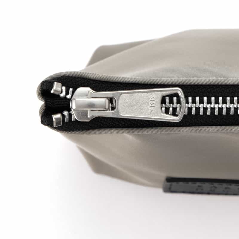 BARNEYS NEW YORK ナイロンポーチ LIGHT GRAY