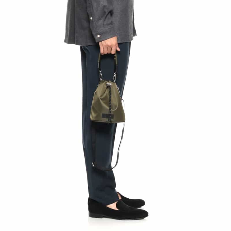 BARNEYS NEW YORK ナイロン巾着型ショルダーバッグ KHAKI