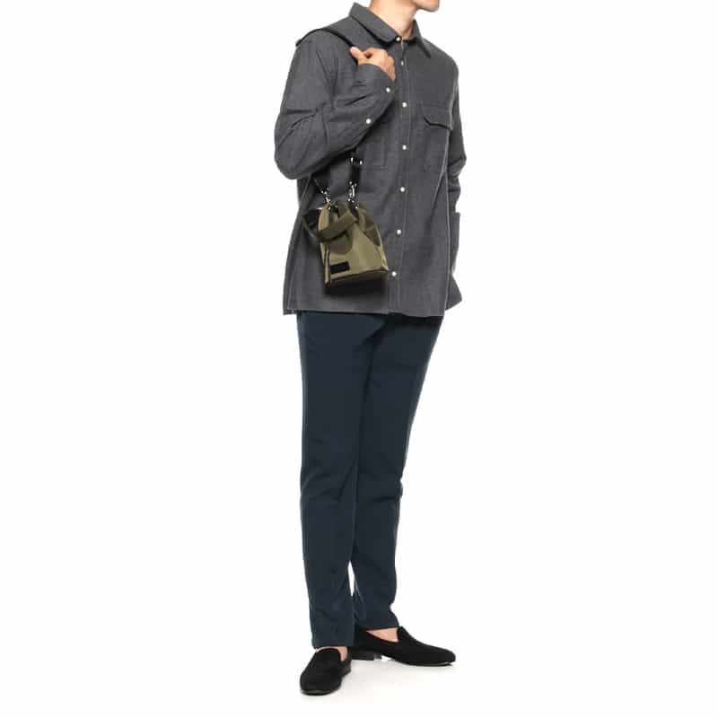 BARNEYS NEW YORK ナイロン巾着型ショルダーバッグ KHAKI