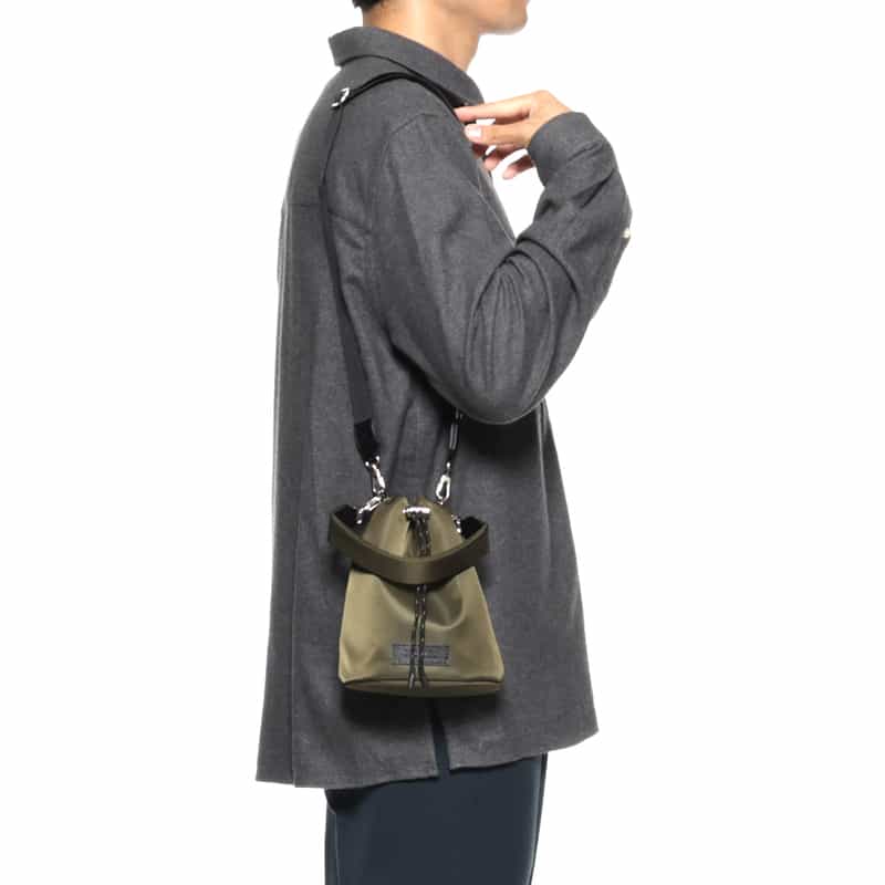 BARNEYS NEW YORK ナイロン巾着型ショルダーバッグ KHAKI