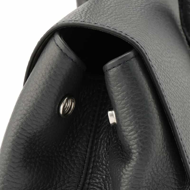 BARNEYS NEW YORK フラップ付き シュリンクレザートートバッグ NAVY