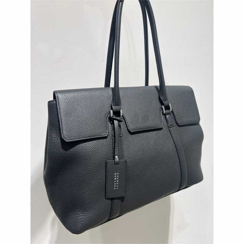 BARNEYS NEW YORK フラップ付き シュリンクレザートートバッグ NAVY