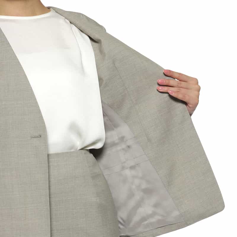 KIYOMI SAITO KIYOMI SAITO ＜キヨミ サイトウ＞ バーニーズ　ニューヨーク限定セットアップノーカラージャケット GREIGE