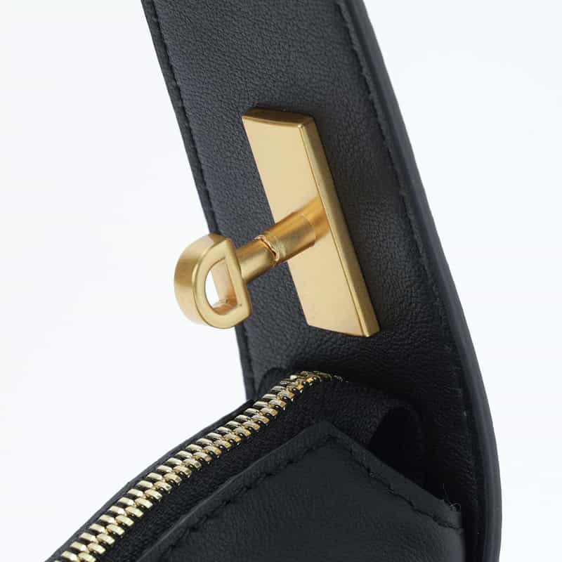 BARNEYS NEW YORK レザーショルダーバッグ BLACK