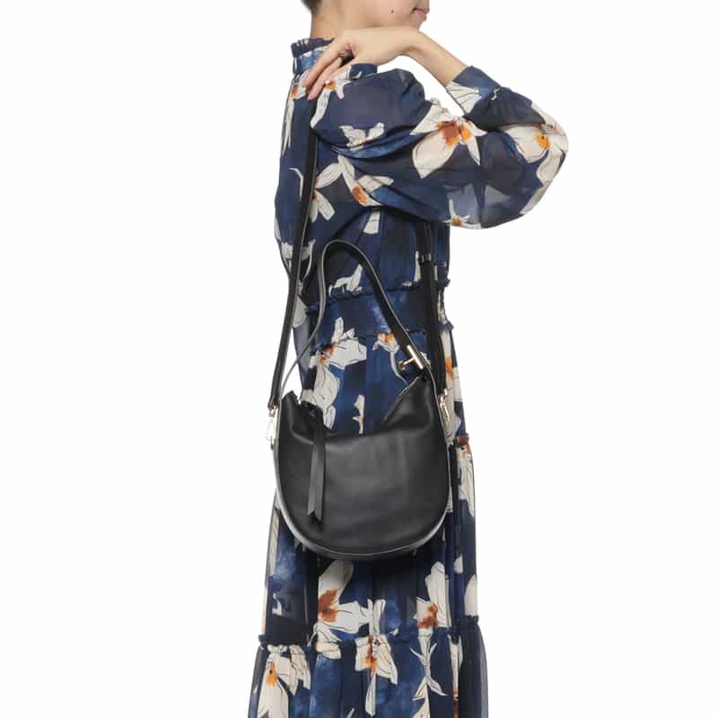 BARNEYS NEW YORK レザーショルダーバッグ BLACK