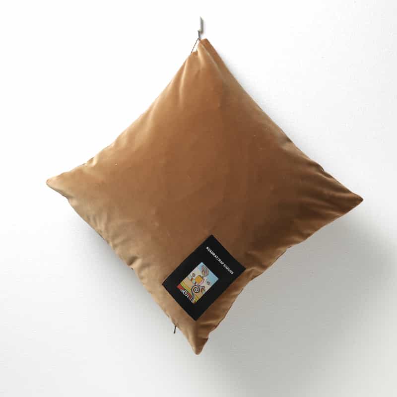 KVADRAT/RAF SIMONS KVADRAT／RAF SIMONS＜クヴァドラ／ラフ シモンズ＞ ベルベットクッション（45cm×45cm） CAMEL