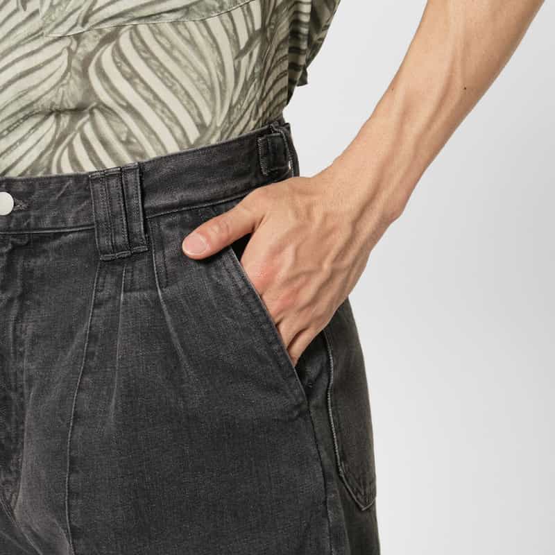 YOKE YOKE＜ヨーク＞ タック入りデニムパンツ BLACK