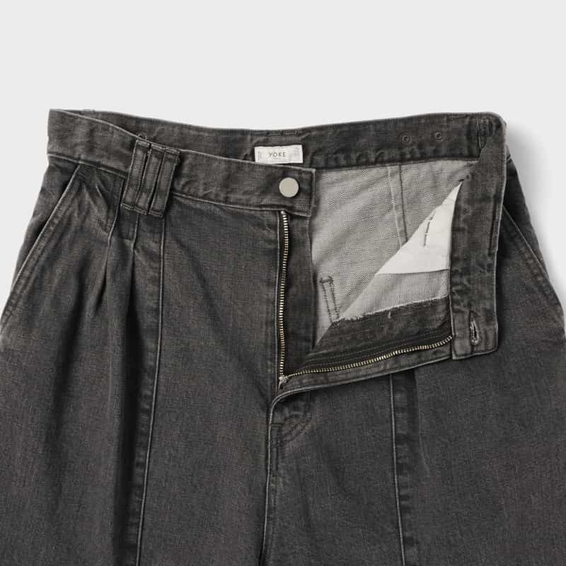 YOKE YOKE＜ヨーク＞ タック入りデニムパンツ BLACK